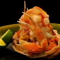 鮨 難波 - ズワイガニ漁解禁直後から天候不順で漁獲量激減。 これをめざしてやってきたはいいけど、供されなかったらどないすんねん！ って心配は杞憂に。 大将、特大の香箱蟹をしっかり仕入れててくれてました。 僕史上、最高となった今回の香箱蟹。 香箱蟹のタワマンかよ！ 朝競り落とされた蟹を、開店直前に茹で、客の目の前で食べる直前にさばく。 ほんわか温かで、ふわっふわ。