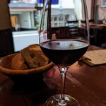 ビストロ　ガール・ド・リヨン - お通しのフランスパンと赤ワイン