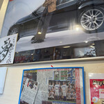 ごはん屋さくら - イチローがたくさんの店内