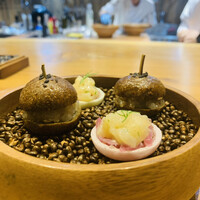 IHARA - ②-a：長太郎貝（=緋扇貝）の昆布〆とレッドオニオンのサラダの最中
                      ②-b：黒胡麻のペーストを練り込んだバンズと車海老のタルタルのミニバーガー