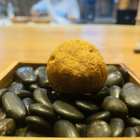 IHARA - ① トマトのシュウ生地、2種のクリーム（四万十のお茶、トマト+バジル）、トマトのパウダー掛けの薫香仕上げ