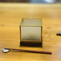 IHARA - ① トマトのシュウ生地、2種のクリーム（四万十のお茶、トマト+バジル）、トマトのパウダー掛けの薫香仕上げ