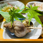 天冨良 銀座 よこ田 - 手前が白つぶ貝で奥がもずく酢とあさりと白菜のおひたし