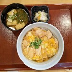 なか卯 - 親子丼 並 450円 , みそ汁、京風つけものセット 150円