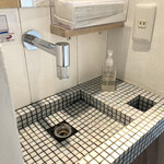 デザートカフェ ハチドリ - 写真ではわかりにくいですが、このタイルがあこや貝のように柔らかくピンク色にひかっていました