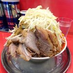ラーメン タロー 五反田の陣 - 小ラーメン豚入り1,050円（野菜マシマシ、あげ辛、削り節）