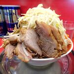 ラーメン タロー 五反田の陣 - 小ラーメン豚入り1,050円（野菜マシマシ、あげ辛、削り節）