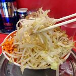 ラーメン タロー 五反田の陣 - 小ラーメン豚入り1,050円（野菜マシマシ、あげ辛、削り節）