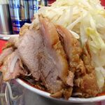 ラーメン タロー 五反田の陣 - 小ラーメン豚入り1,050円（野菜マシマシ、あげ辛、削り節）