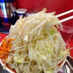 ラーメン タロー 五反田の陣 - 小ラーメン豚入り1,050円（野菜マシマシ、あげ辛、削り節）