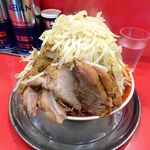 ラーメン タロー 五反田の陣 - 小ラーメン豚入り1,050円（野菜マシマシ、あげ辛、削り節）