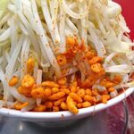 ラーメン タロー 五反田の陣 - 小ラーメン豚入り1,050円（野菜マシマシ、あげ辛、削り節）