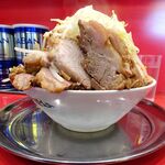 ラーメン タロー 五反田の陣 - 小ラーメン豚入り1,050円（野菜マシマシ、あげ辛、削り節）