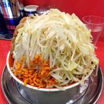 ラーメン タロー 五反田の陣 - 小ラーメン豚入り1,050円（野菜マシマシ、あげ辛、削り節）