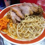 ラーメン タロー 五反田の陣 - 小ラーメン豚入り1,050円（野菜マシマシ、あげ辛、削り節）