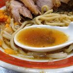 ラーメン タロー 五反田の陣 - 小ラーメン豚入り1,050円（野菜マシマシ、あげ辛、削り節）