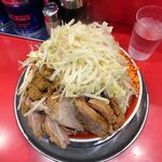 ラーメン タロー 五反田の陣 - 小ラーメン豚入り1,050円（野菜マシマシ、あげ辛、削り節）