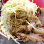 ラーメン タロー 五反田の陣 - 小ラーメン豚入り1,050円（野菜マシマシ、あげ辛、削り節）