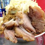 ラーメン タロー 五反田の陣 - 小ラーメン豚入り1,050円（野菜マシマシ、あげ辛、削り節）