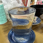 マルトマ食堂 - 大将が注いでくれた男山をおかわり、お姉さんはなぜか受皿付き