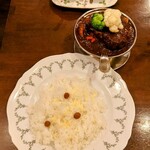 トマト - ビーフタンカレー  3,400円、季節の野菜  700円