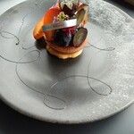 Patisserie Kyohei mikami - 同行者がオーダーした一花(ヒトハナ)。プラムと葡萄のタルトです。タルトの下にはカスタードクリーム……って、これは持ち帰り不可能なのでは?