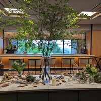 TERRACE 若草山 - フロントを過ぎるとカウンターバーが。窓越しに見える若草山の緑にその先には奈良の市街地が。絶景！すぐ足元には東大寺。贅沢な景色です。