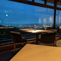 TERRACE 若草山 - メインダイニングの窓際席は明るい時間は東大寺の二月堂や興福寺の五重塔を見ながら、暗くなってきたら市街地の夜景を眺めながら食事ができる特等席です。