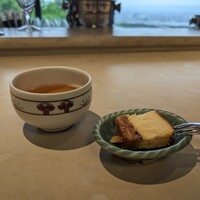 TERRACE 若草山 - チェックインしながらホテルオリジナルのチーズケーキをいただきました。酒粕をチーズに練りこみ奈良漬を加えたものでしっとり美味しかった！他にはないのでお土産に買おうと思ったのにすっかり忘れてました。残念。