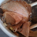 春木屋 - つけ麺･冷･普通盛1.5玉･煮玉子付￥850のチャーシュー２種（H25.8.23撮影）