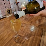Italian Bar ANCORA - ハウスワインの白は並々に注いでくれます。有難い。