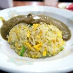 光華飯店 - 炒飯にカレーをかけたもの