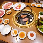 焼肉 鶯谷園 - 左奥が特上タン