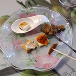 自家燻製工房 ヨコヤマ - 料理写真:燻製醤油やスモークチーズ、スモークチキン、燻製ゴボウの商品試食