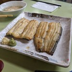 鯉とうなぎのまるます家 - 「ウナギの白焼き」(￥2300)