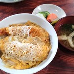 喜八 - 海老丼は海老フライの卵とじ丼です。