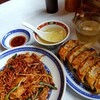 中国ラーメン揚州商人 - 上海焼きそば 910円、餃子 無料(雨の日無料クーポン券)