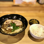 Nakamotsuya Nishihomma Chiten - 貝出汁ラーメン 醤油と無料の白ごはんと高菜
