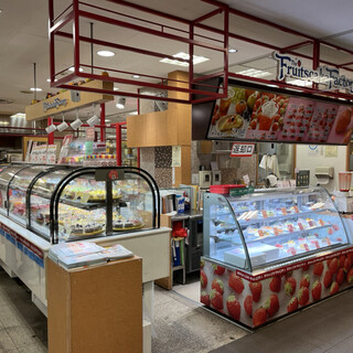 フルーツケーキファクトリー_2