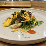 Sare - 鎌倉野菜のサラダ 炙ったホタテ
            前菜一皿目は彩りの良いサラダです。
            小夏とハーブのソースを全体にかけ、オレンジ色はパプリカとコンソメのピュレを添えています。
