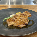 Sare - 행복한 돼지 로스트
                      크게 썰어 제공되었습니다(⌒-⌒; )