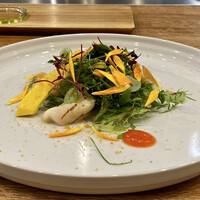 Sare - 鎌倉野菜のサラダ 炙ったホタテ
                    前菜一皿目は彩りの良いサラダです。
                    小夏とハーブのソースを全体にかけ、オレンジ色はパプリカとコンソメのピュレを添えています。