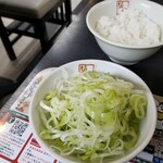 会津喜多方ラーメン　坂内 - ねぎ、半ライス。