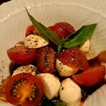 カフェラヴォワ - フレッシュトマトとモッツァレラチーズのカプレーゼ