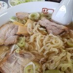 会津喜多方ラーメン　坂内 - 麺の表情など。