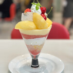 タカノフルーツパーラー - 桃とさくらんぼのパフェ