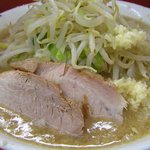 ラーメン二郎 - 料理写真:山盛りの野菜とこの豚が無性に食べたくなって