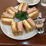 ウエスト ベイカフェ ヨコハマ - ハムとタマゴのサンドイッチ  トーストしたライ麦パン 