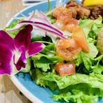 Kauai Diner - サラダに添えられたデンファレがキレイ