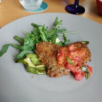 MAIN DINING by THE HOUSE OF PACIFIC - ガリシア豚のチーズパン粉焼き　トマトサルサ